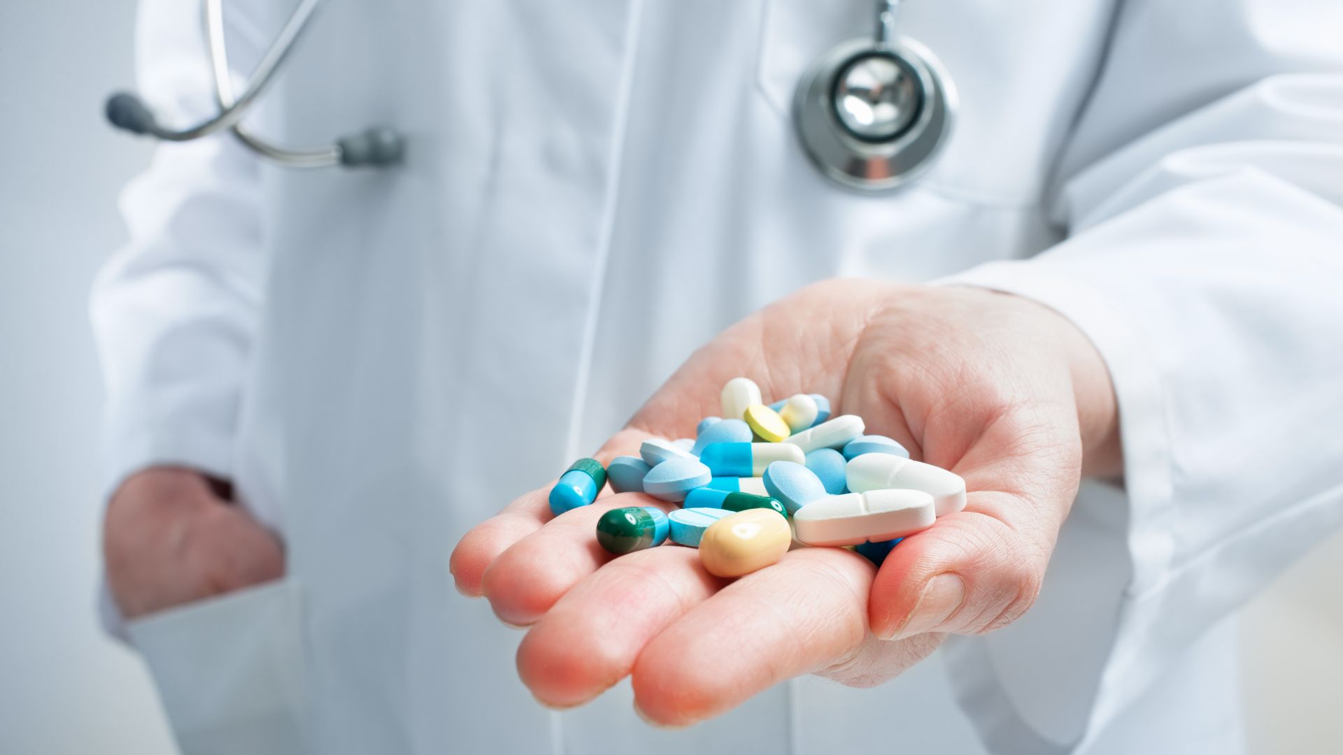 Không nên uống nước chè xanh cùng với thuốc điều trị