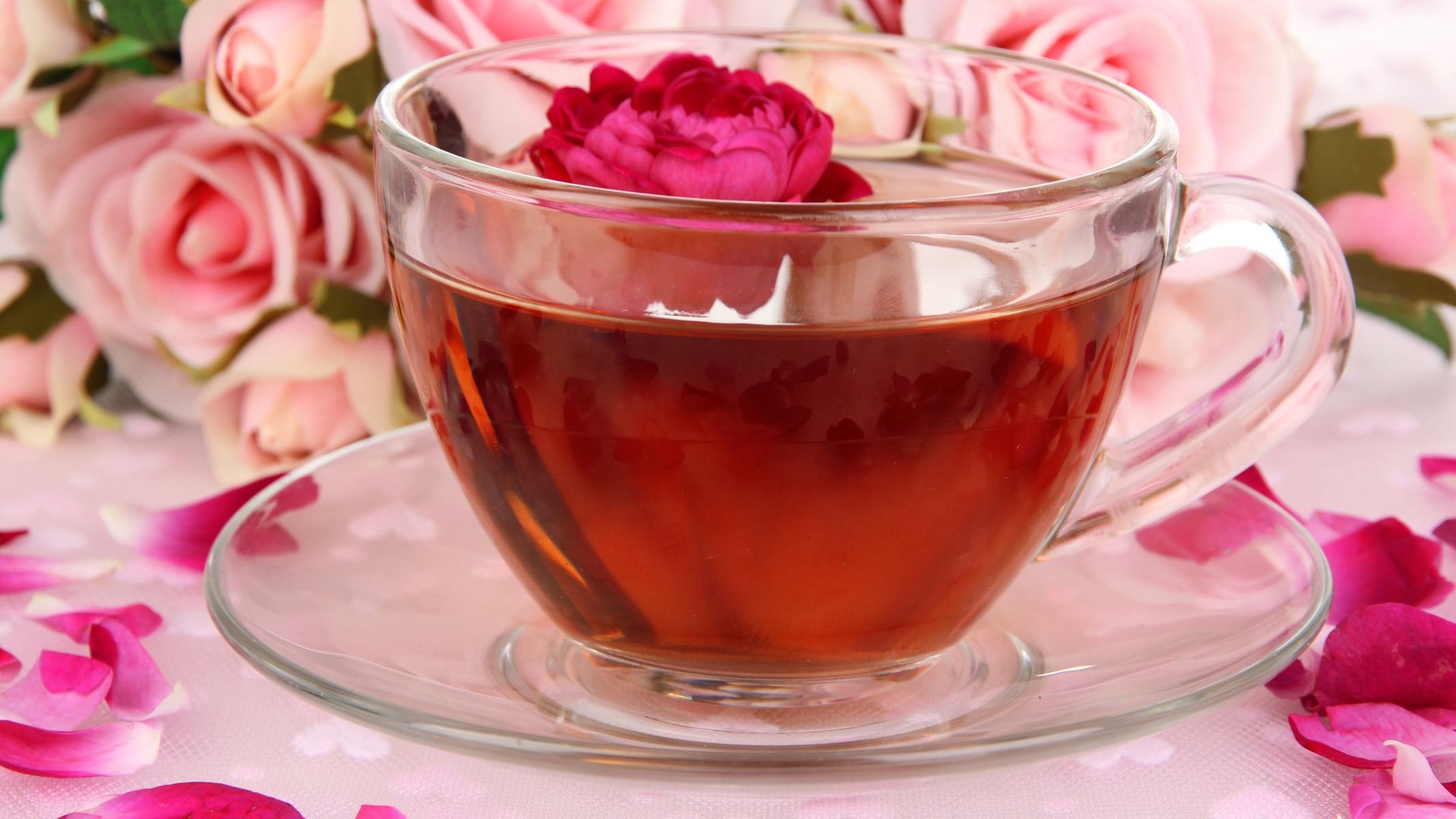 Trà hoa hồng chứa nhiều hợp chất sinh học quan trọng như vitamin C, polyphenol, flavonoid và các tinh dầu tự nhiên