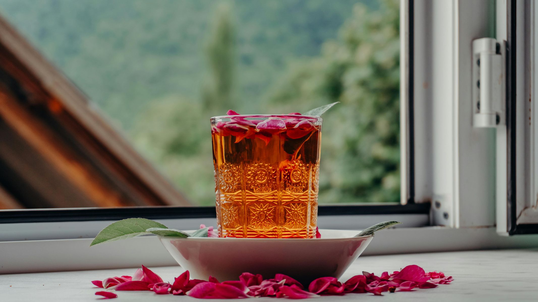 Khi cơ thể cảm thấy mệt mỏi hoặc căng thẳng, thưởng thức một tách trà hoa hồng vào khoảng 3-4 giờ chiều sẽ giúp thư giãn tinh thần, giảm lo âu