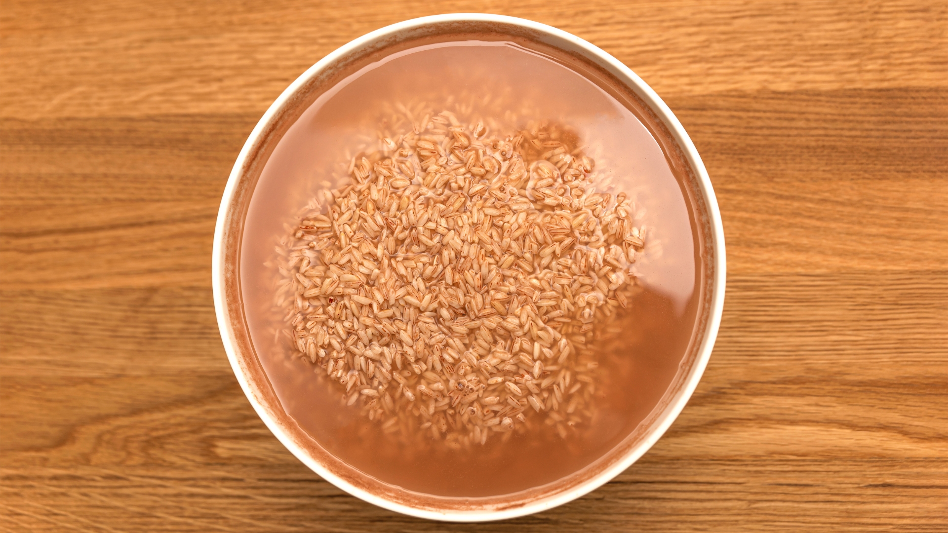 Nên ngâm kỹ gạo lứt trước khi nấu để hỗ trợ tiêu hóa tốt hơn