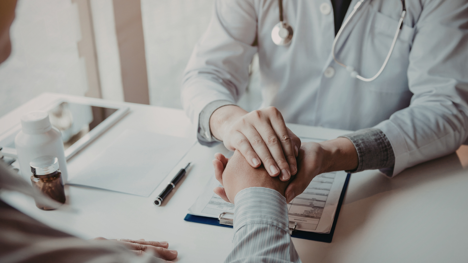 Khám lâm sàng là bước đầu tiên trong quá trình xét nghiệm ung thư buồng trứng