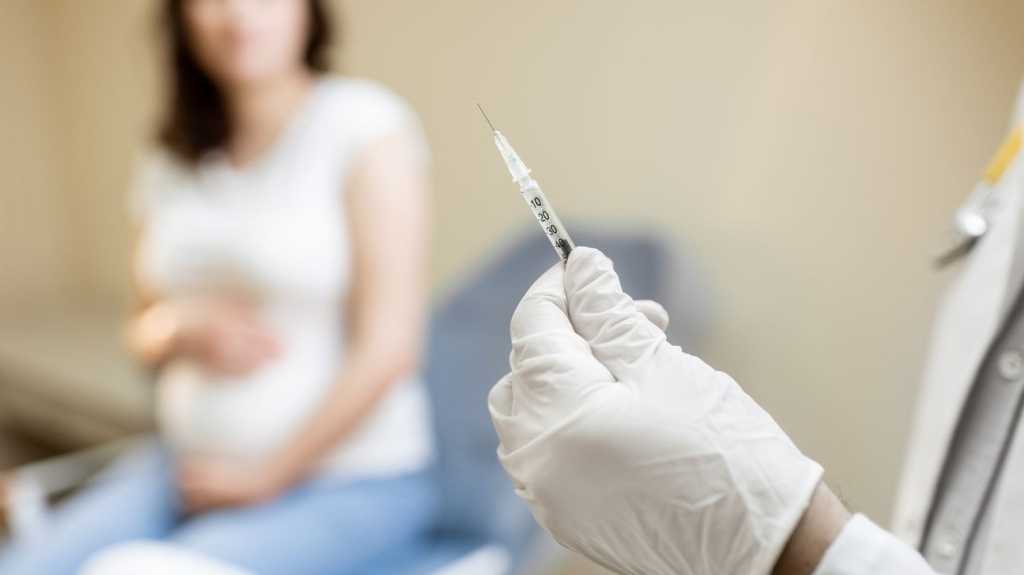 nhung-tac-dung-phu-khi-tiem-uon-van-cho-ba-bau-thuong-gap 2.jpg