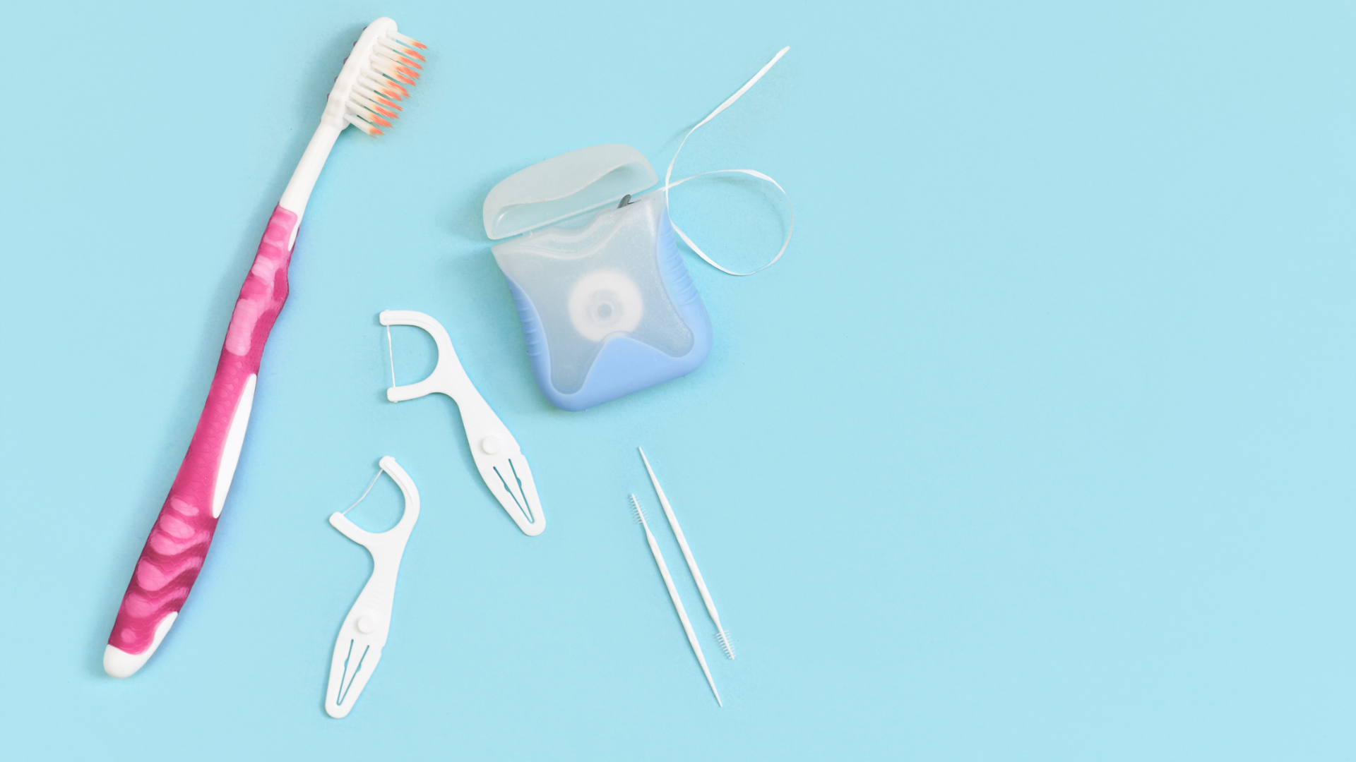 Việc không sử dụng chỉ nha khoa hoặc bàn chải kẽ chuyên dụng khiến vi khuẩn dễ dàng phát triển tại những vị trí khó làm sạch