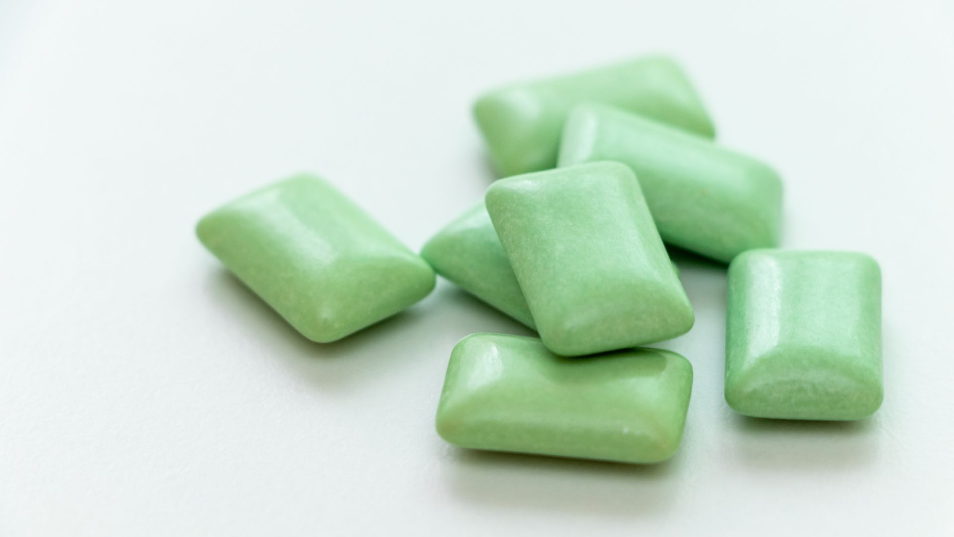 Tránh thực phẩm dính và cứng khi niềng răng vì dễ làm bung, hỏng mắc cài