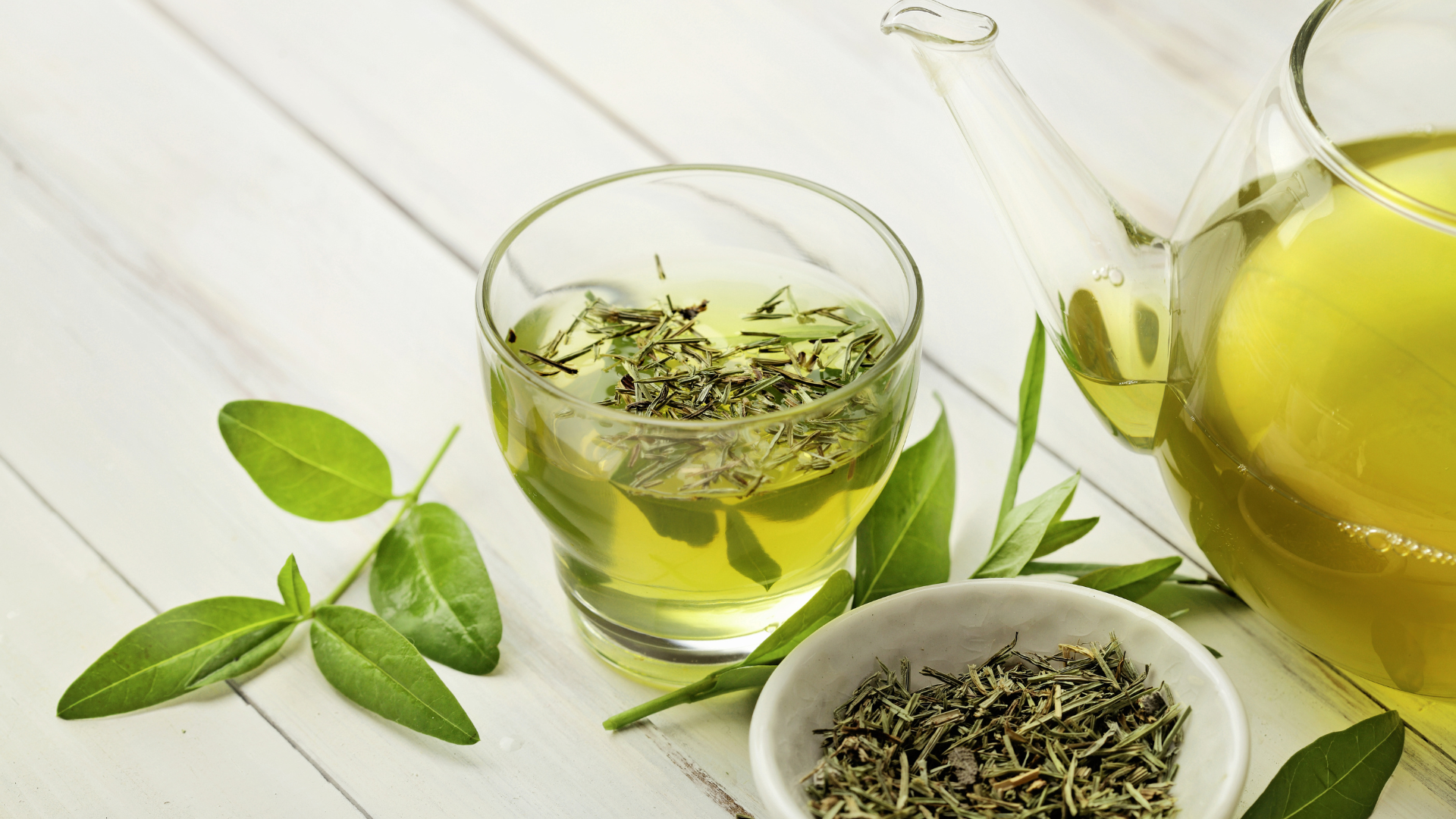 Trà xanh giàu polyphenol, giúp trung hòa gốc tự do và hỗ trợ bảo vệ phổi hiệu quả hơn