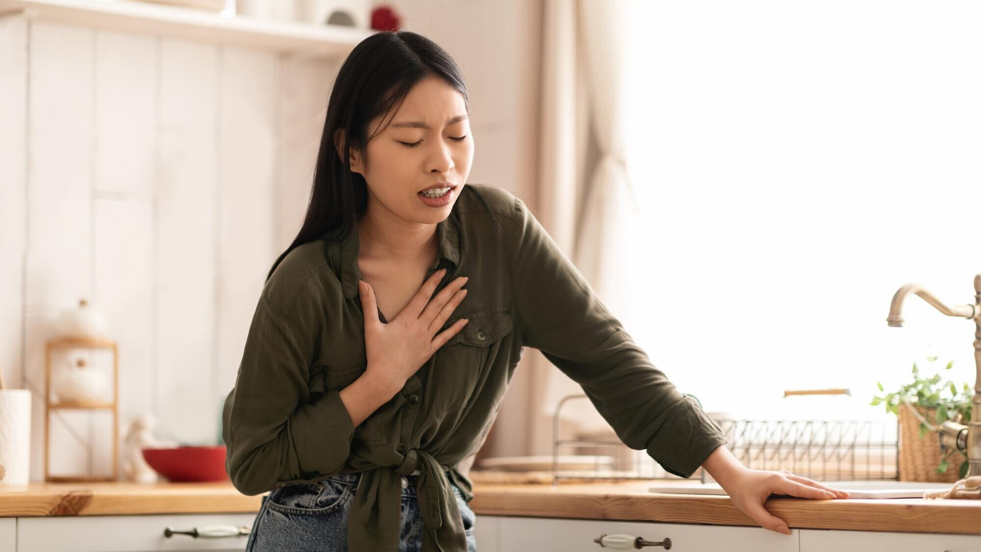 Người bệnh có thể cảm thấy khó thở khi vận động, khi nói nhiều