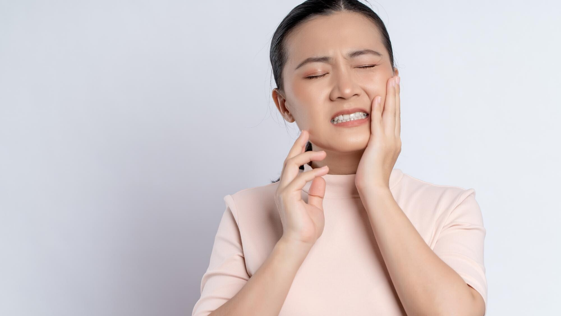 Cơn đau có thể lan dọc theo vùng cổ, đôi khi chiếu lên tai hoặc hàm dưới ở cùng bên