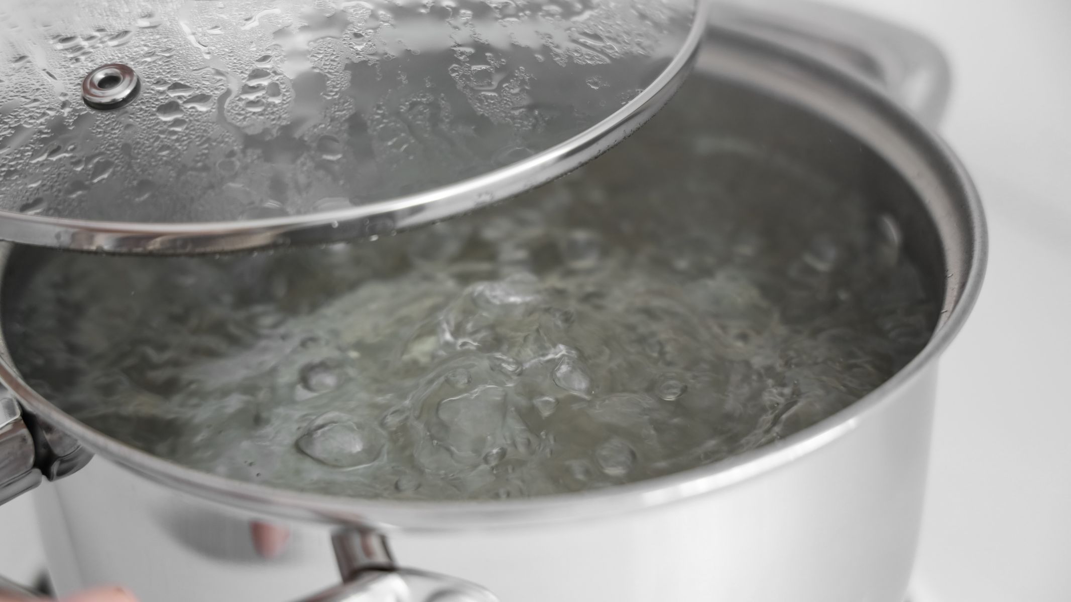 Tuyệt đối không sử dụng thực phẩm sống hoặc chưa được nấu chín kỹ, đặc biệt là các loại thực phẩm có nguy cơ cao như cua, ốc, cá nước ngọt