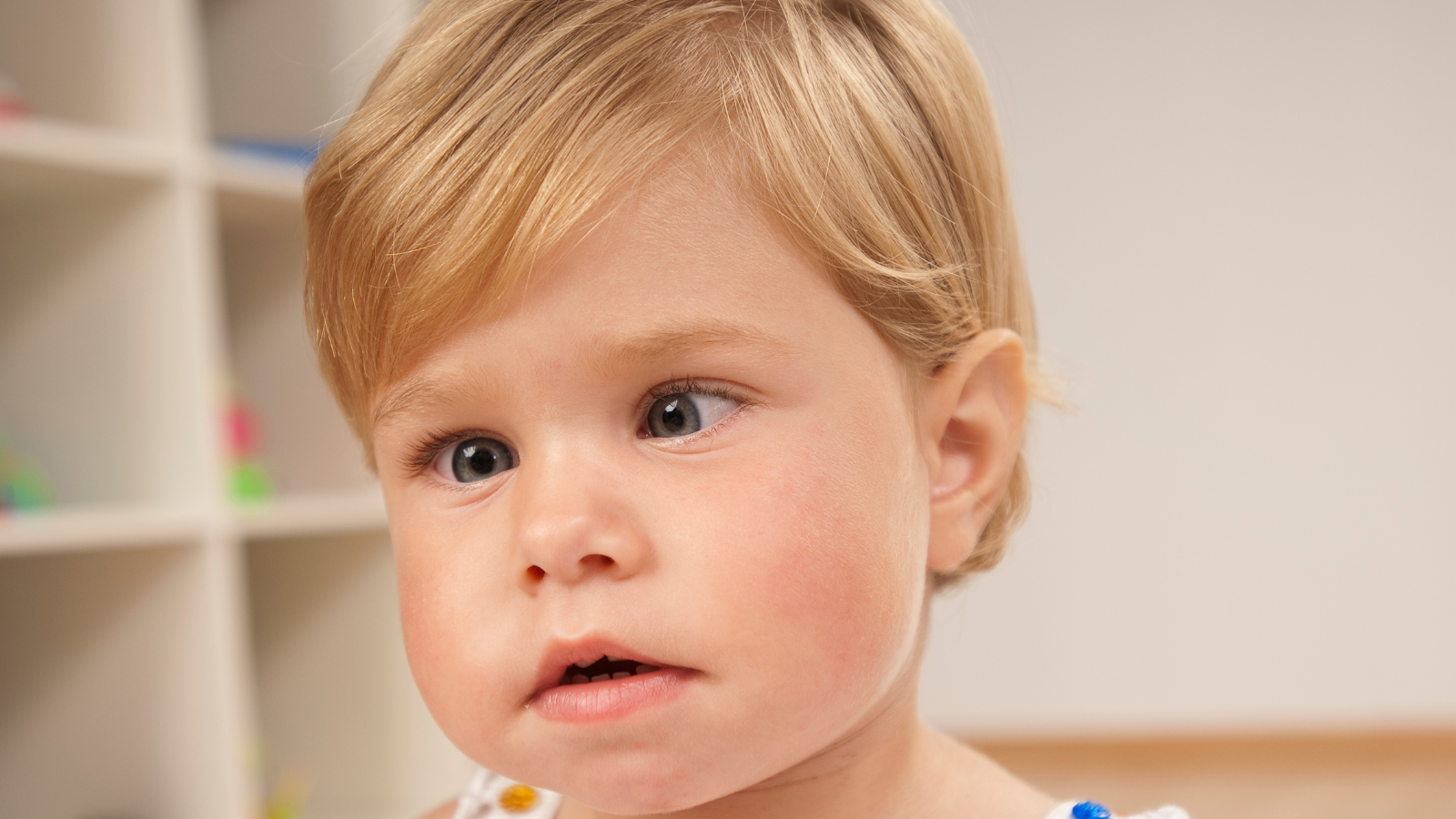 Trẻ nên được kiểm tra thị lực lần đầu từ 3 - 4 tuổi, hoặc sớm hơn nếu có dấu hiệu lé mắt