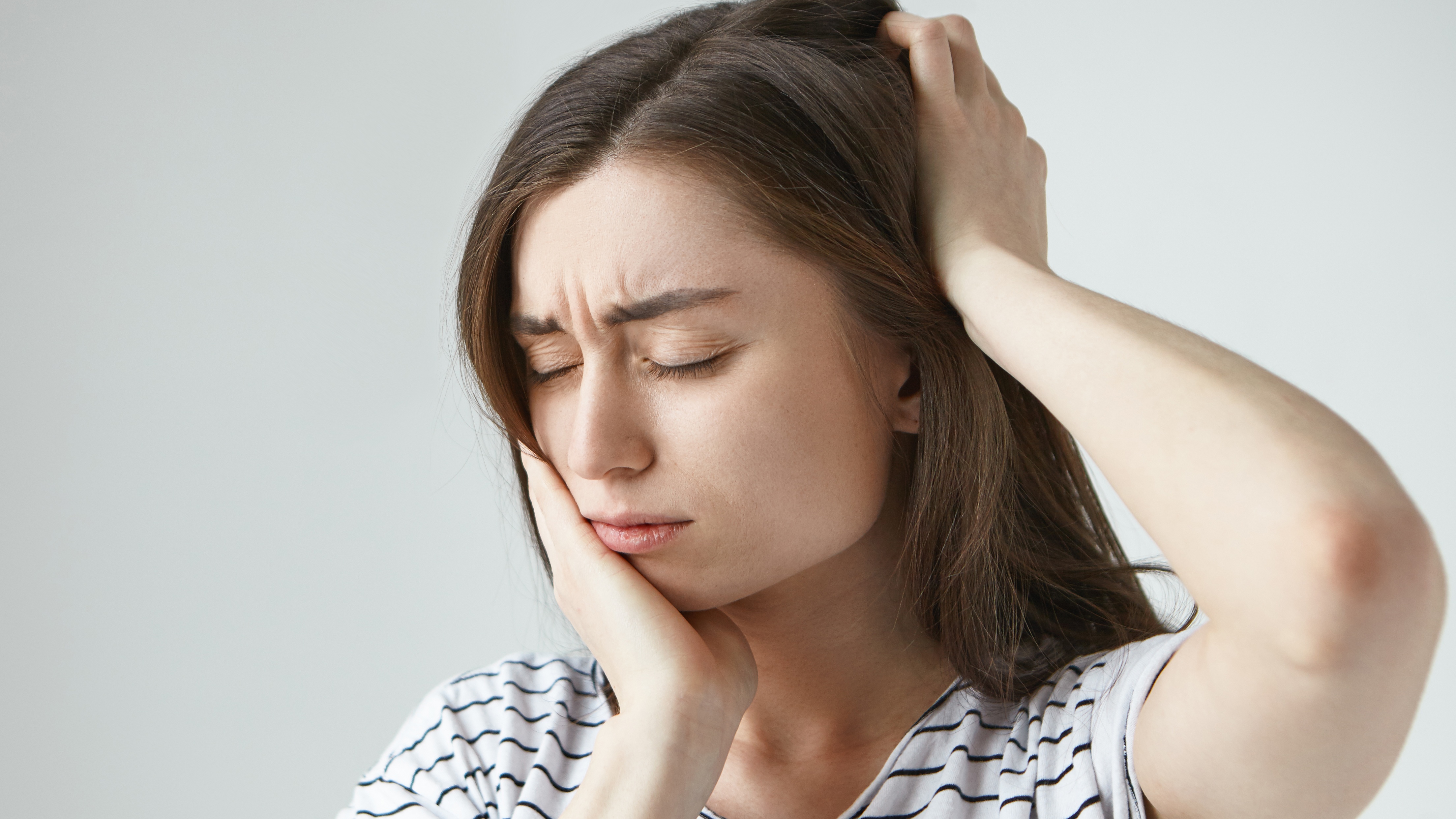 Sưng nước, chảy máu sau niềng răng là dấu hiệu viêm nhiễm cần đi khám ngay