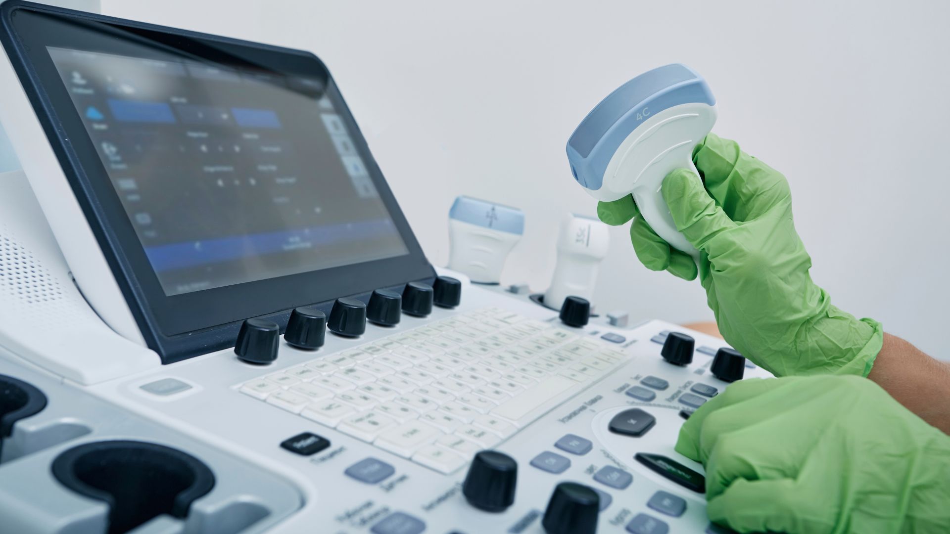 Siêu âm hệ tiết niệu giúp phát hiện giãn niệu quản, giãn đài bể thận và ước lượng mức độ ứ nước