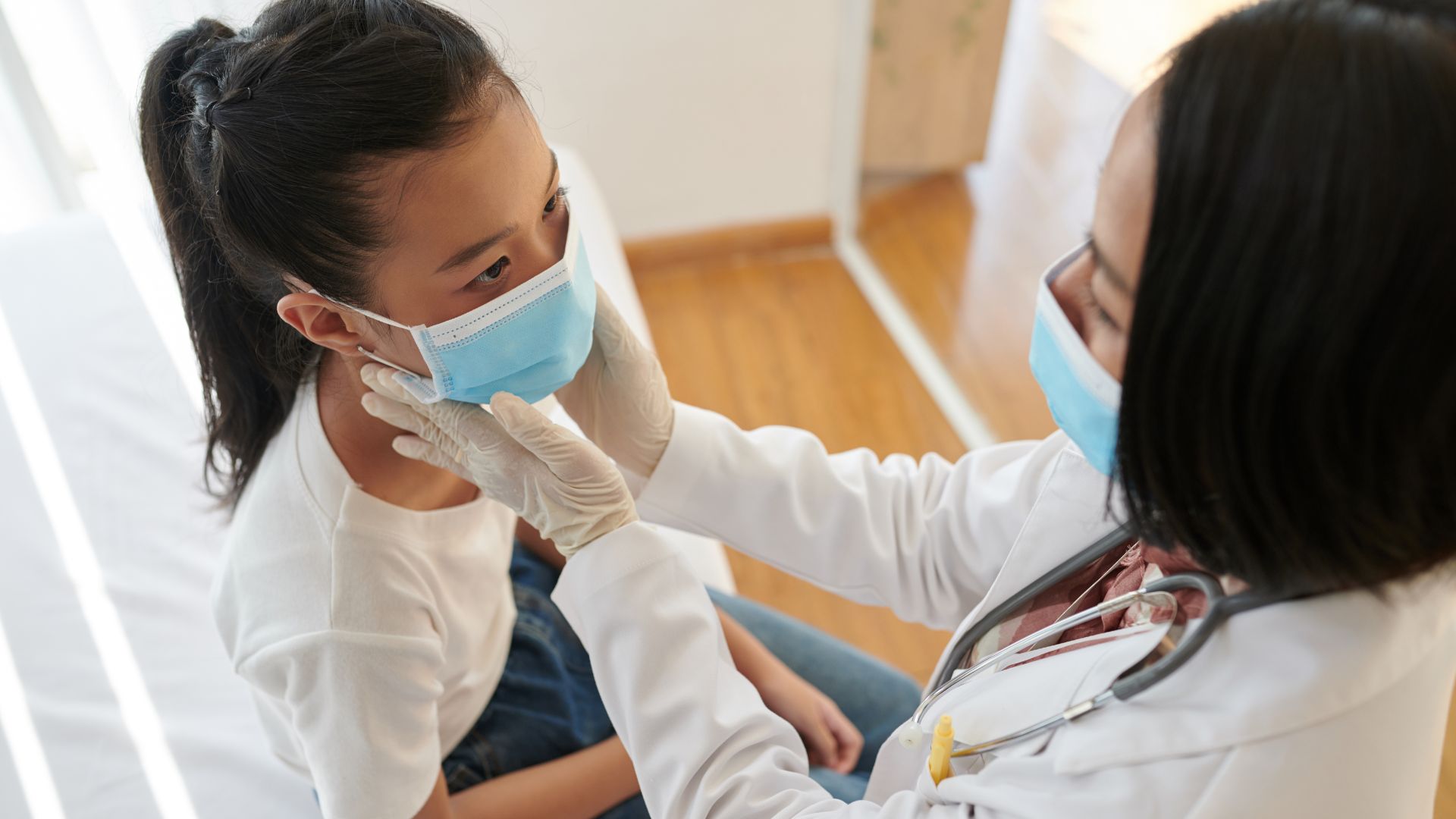 Người bệnh nên đi khám sớm nếu hạch tiếp tục to lên hoặc không xẹp sau hơn hai tuần