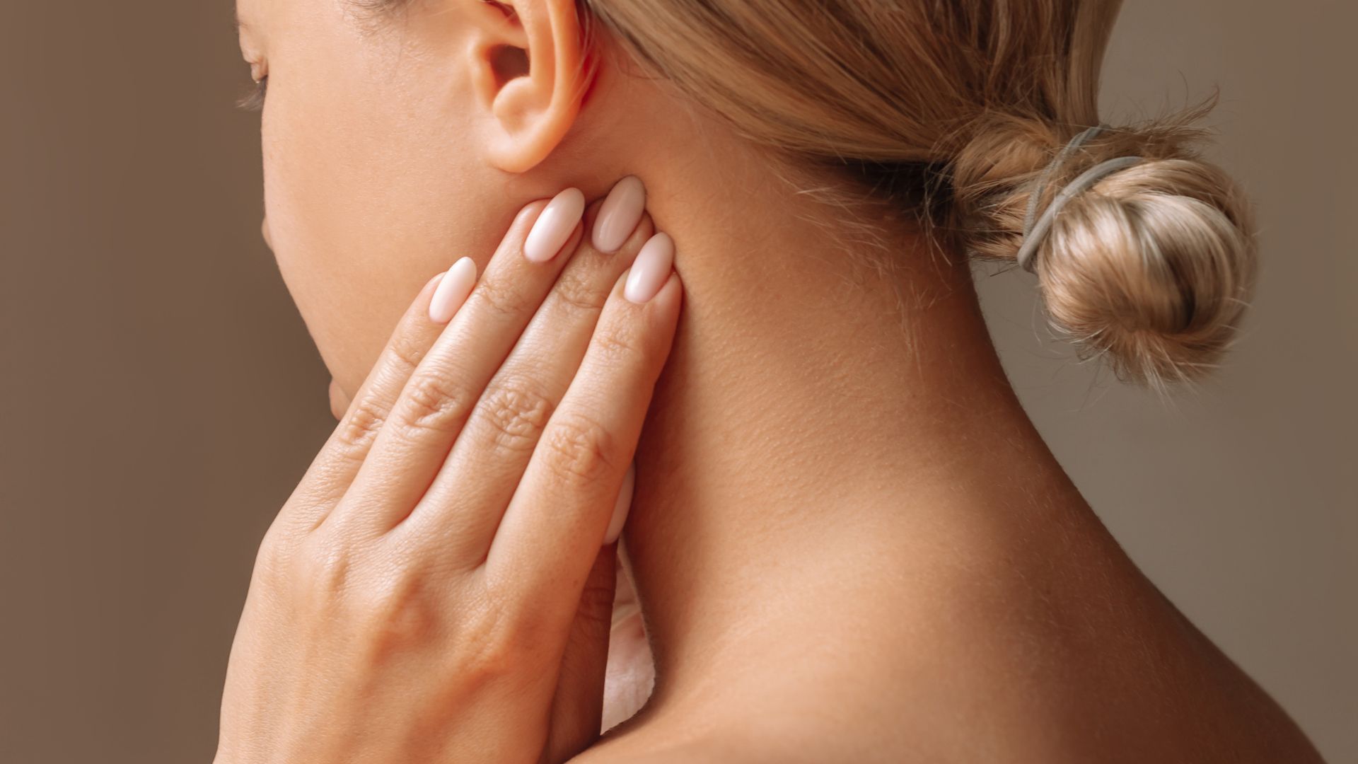 U nang bã nhờn tạo thành các cục u, hạch vùng sau tai hoặc cổ hoặc u do tổn thương da