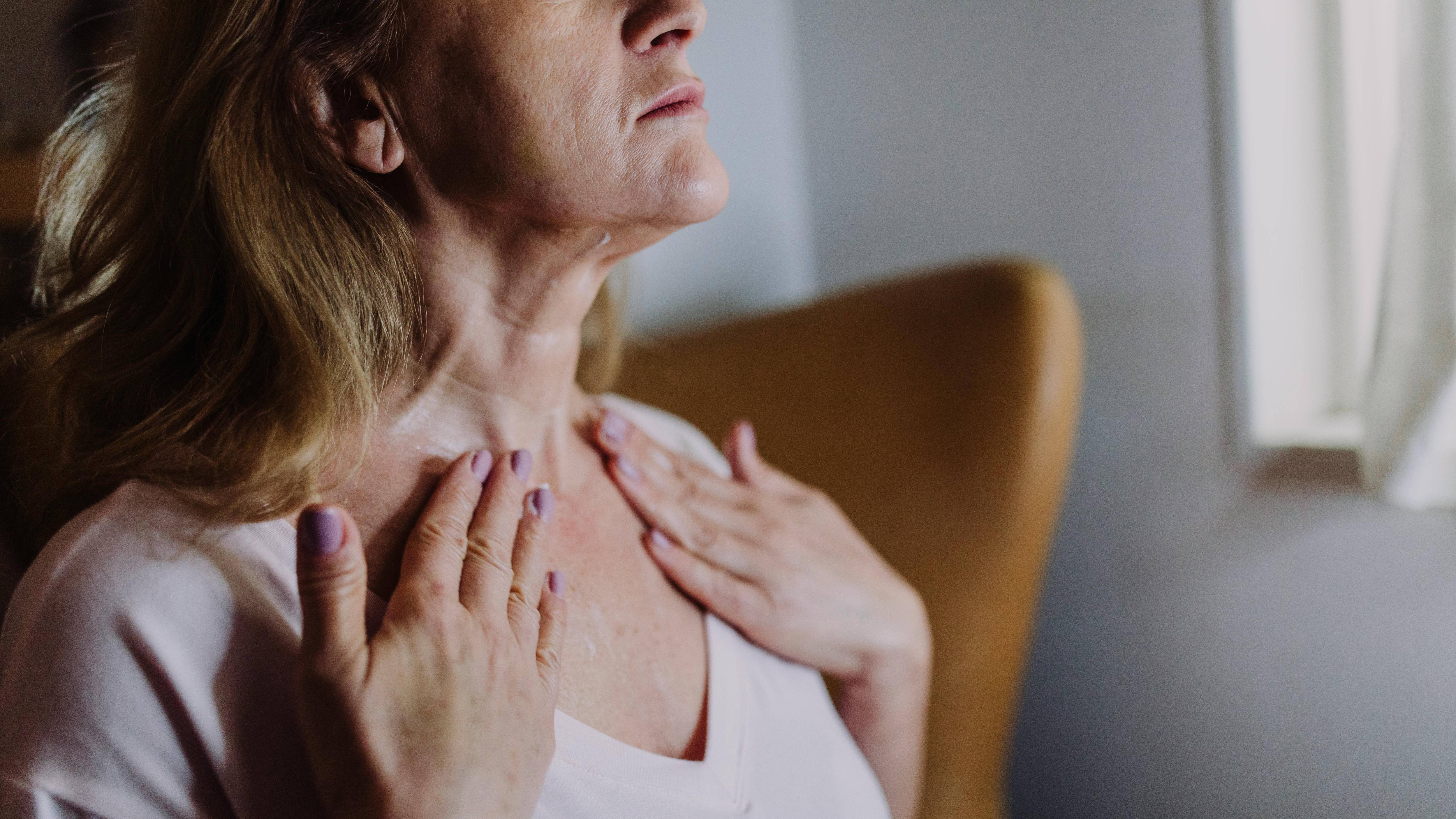 Nổi hạch sau tai không đau có nguy hiểm? Câu trả lời là có nếu do ung thư tuyến giáp