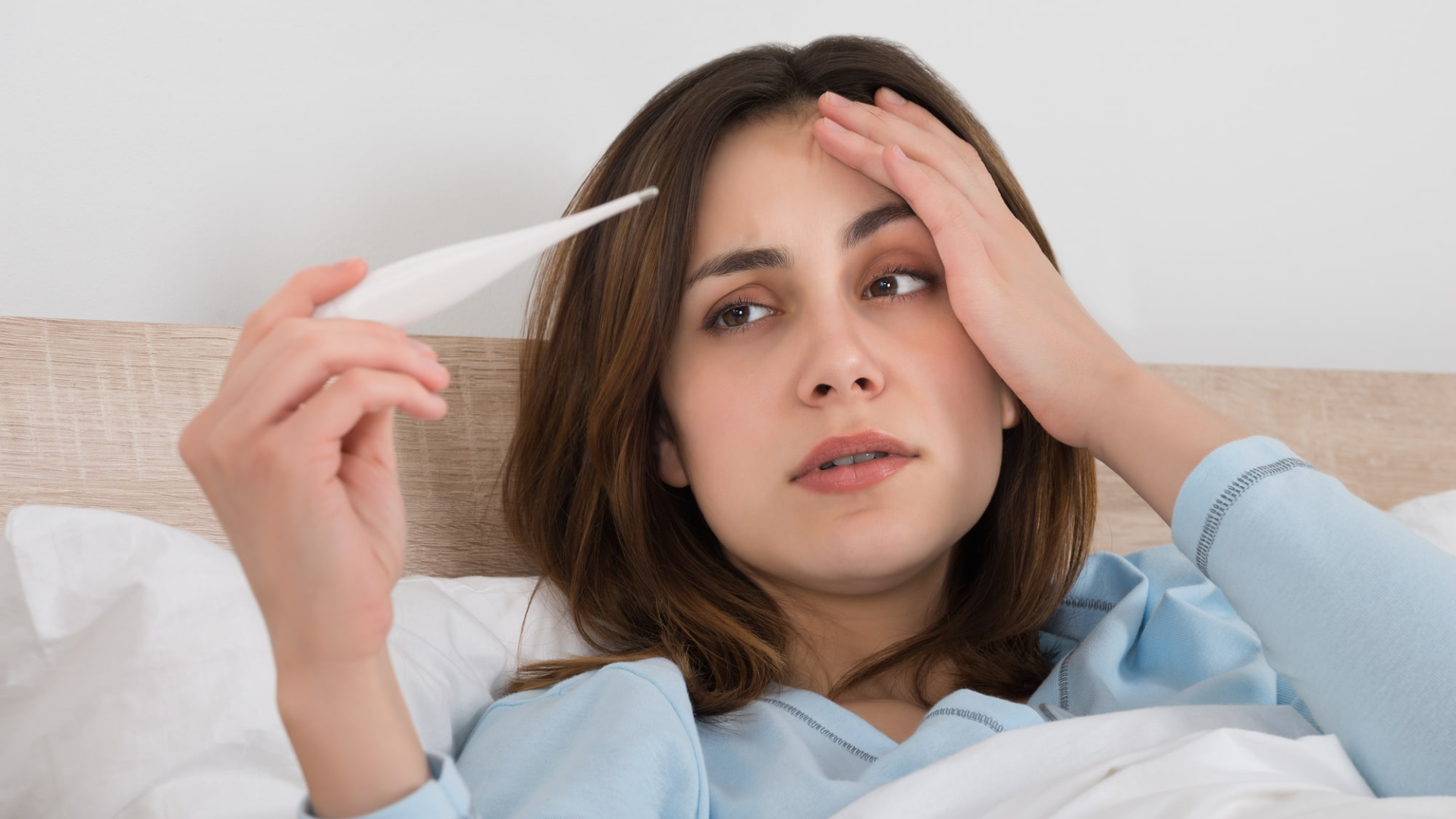 Mụn nước kéo dài không khỏi, kèm sưng đỏ hay sốt thì cần đi khám ngay
