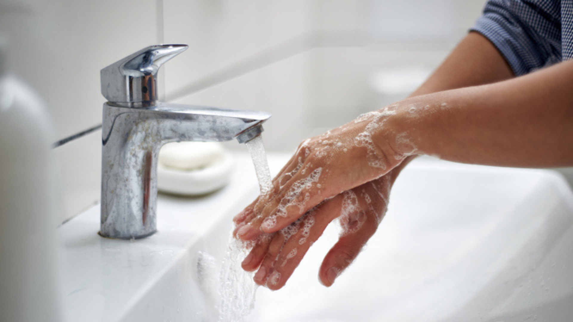 Với tình trạng mụn nước nhẹ ở tay, rửa tay dịu nhẹ với nước ấm có thể hỗ trợ cải thiện
