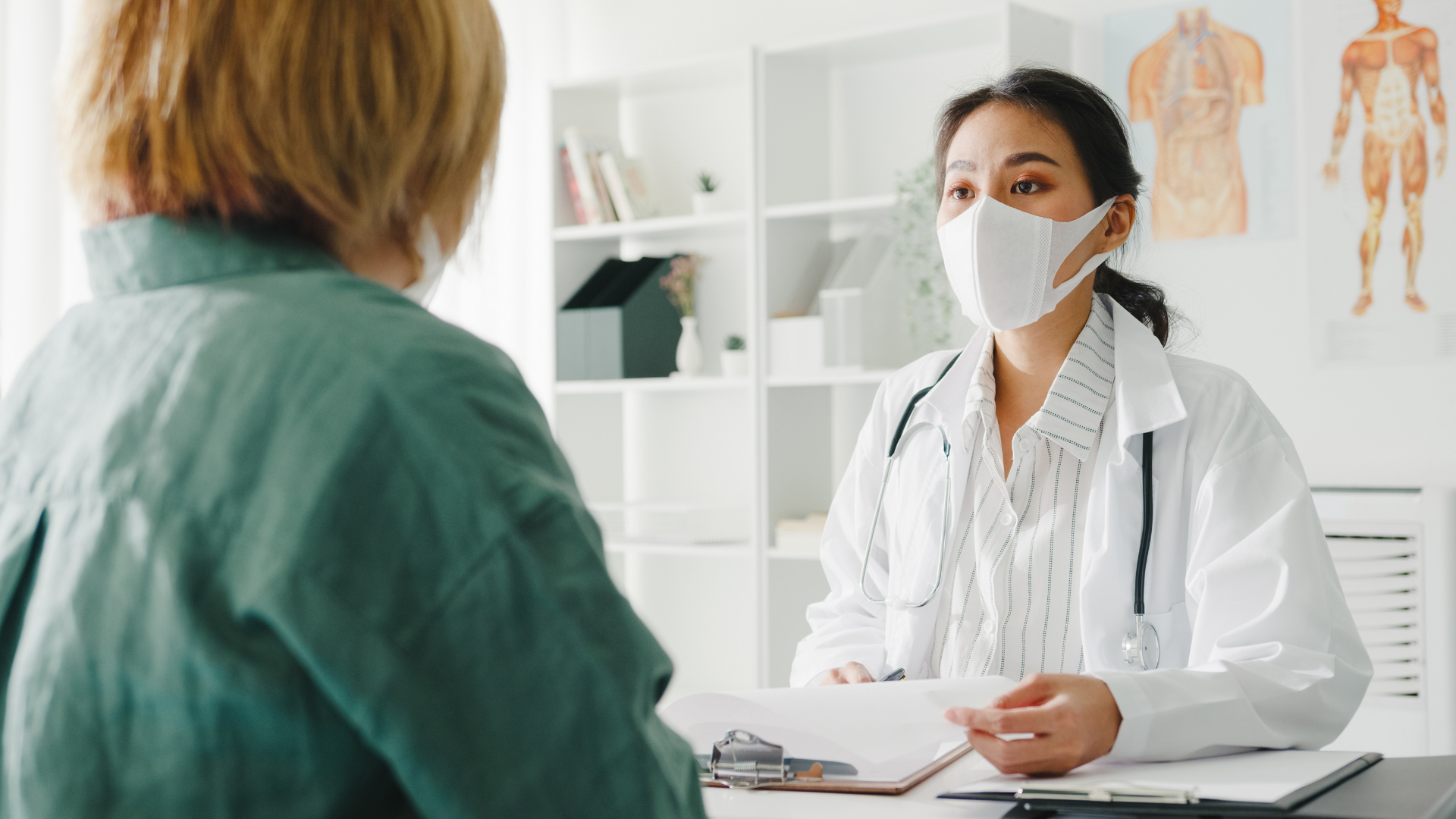 Thăm khám định kỳ với bác sĩ da liễu giúp theo dõi các bệnh da liễu và ngăn ngừa mụn nước hiệu quả