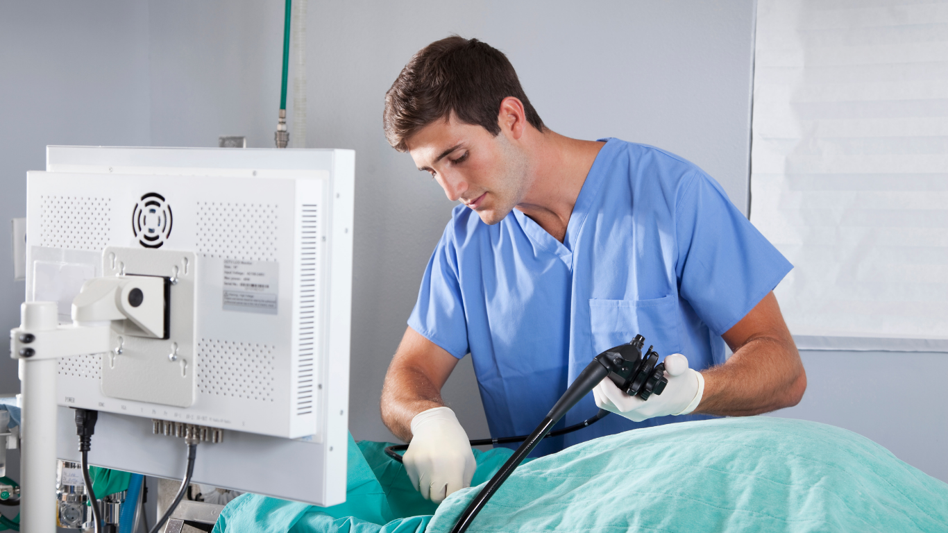 Với ống nội soi, bác sĩ đưa ống qua đường miệng hoặc hậu môn để tiếp cận ruột non