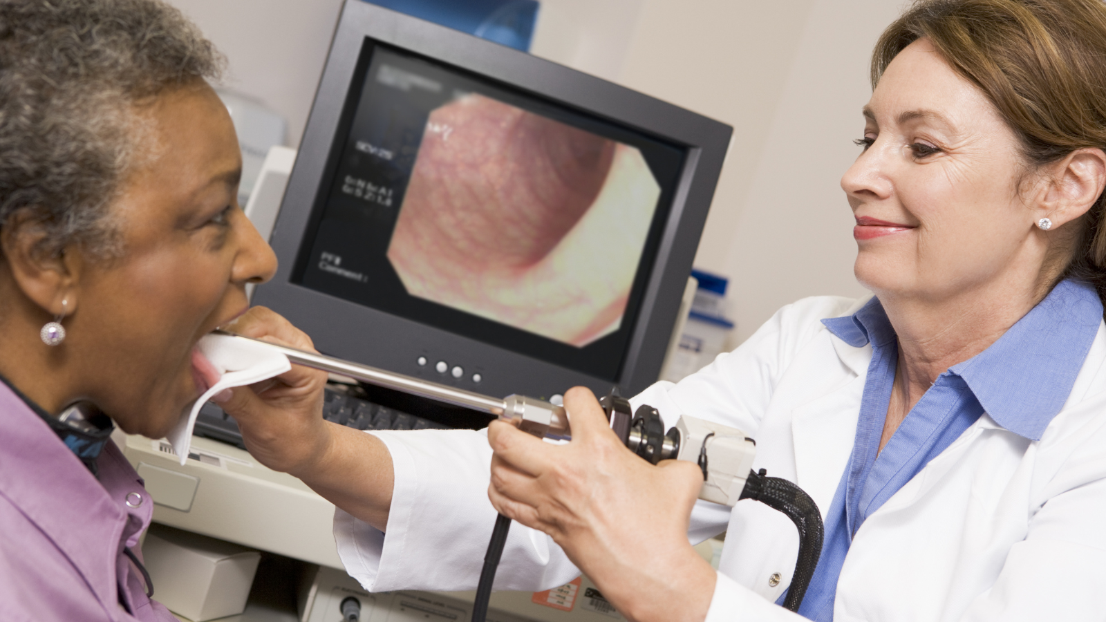 Nội soi thanh quản được chỉ định khi người bệnh có mùi hơi thở, rối loạn hô hấp hoặc khàn giọng kéo dài