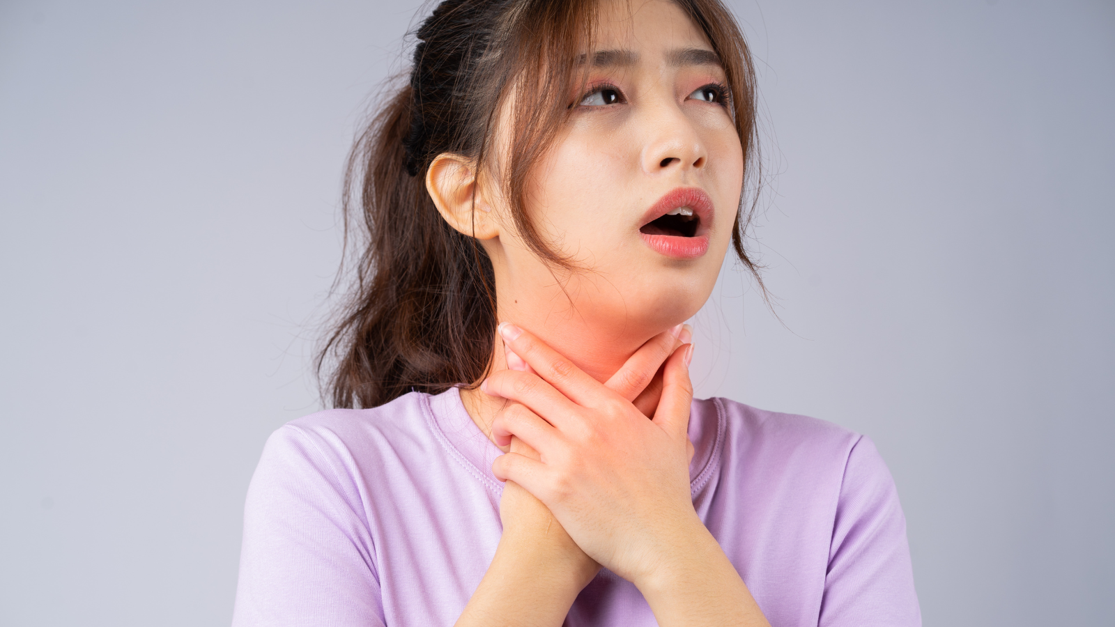 Người bệnh có thể cảm thấy đau hoặc sưng ở cổ họng sau nội soi