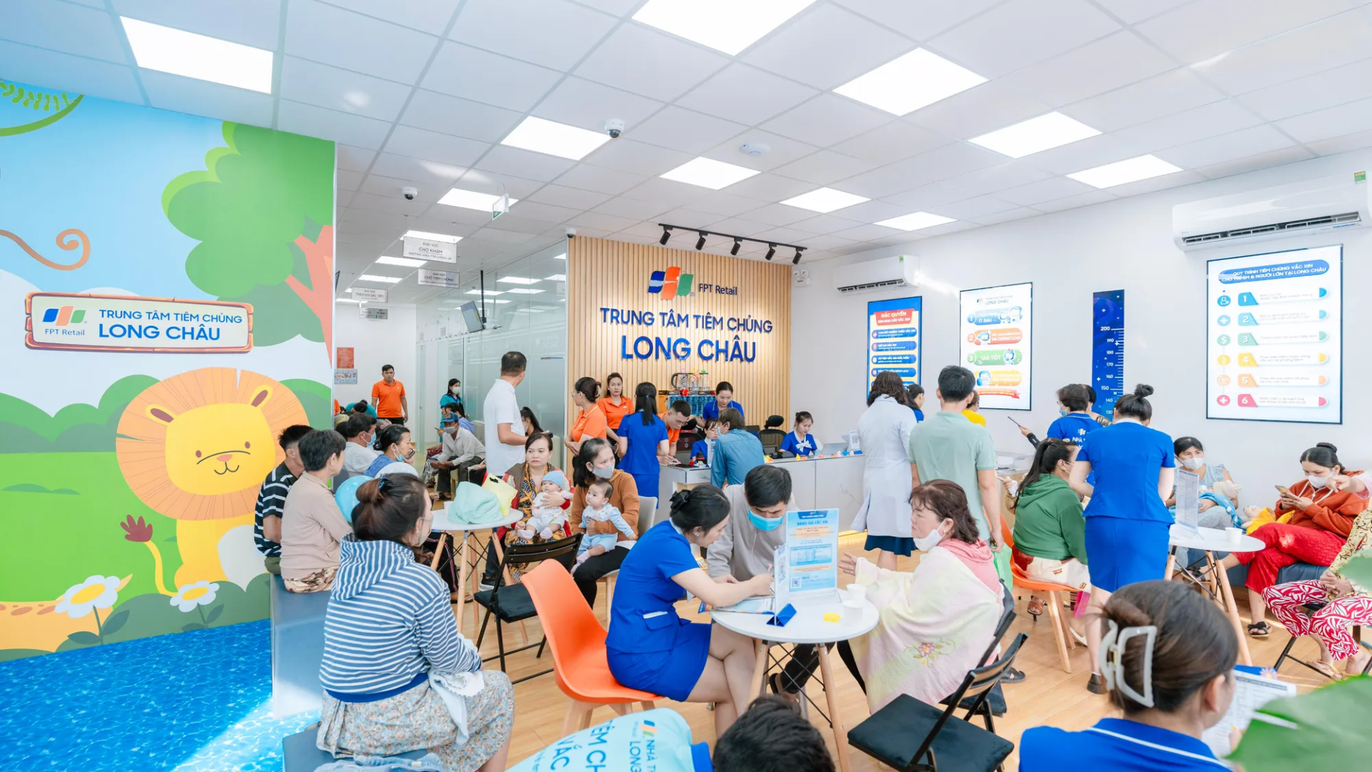 Khách hàng có thể đăng ký trực tuyến trên website hoặc đến trực tiếp các cơ sở của Trung tâm Tiêm chủng Long Châu