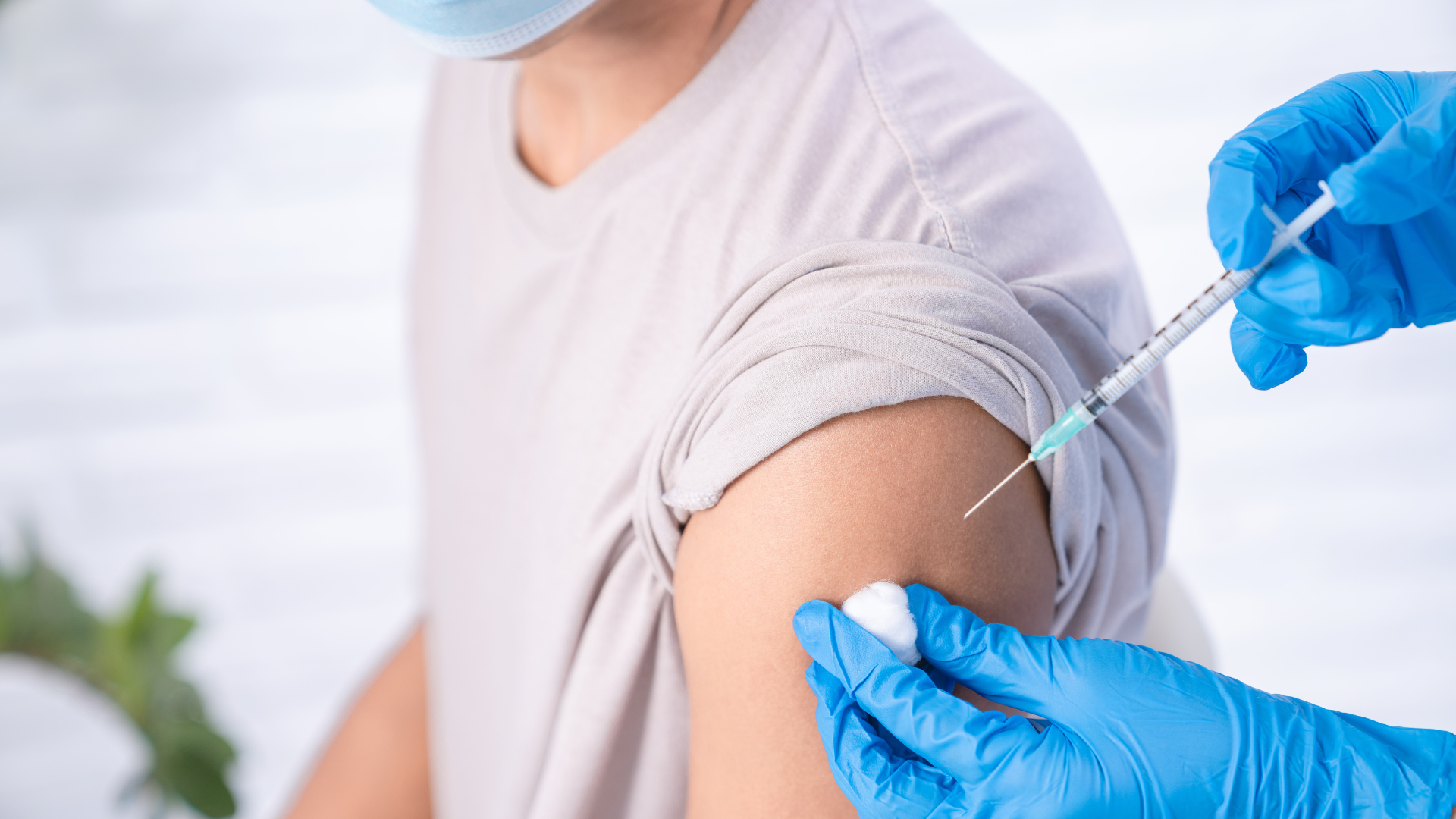 Tiêm vắc xin sốt xuất huyết không chỉ giúp bảo vệ sức khỏe cá nhân mà còn góp phần ngăn chặn lây lan trong cộng đồng