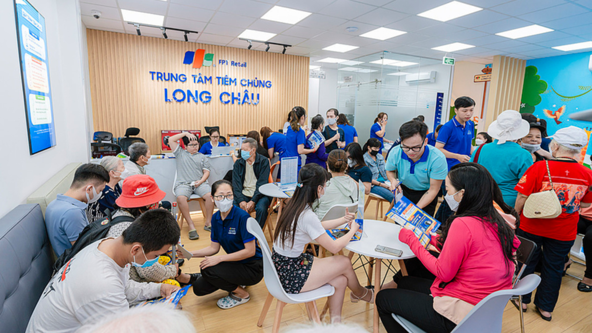 Khách hàng có thể đặt lịch tiêm trực tiếp hoặc thông qua website một cách dễ dàng