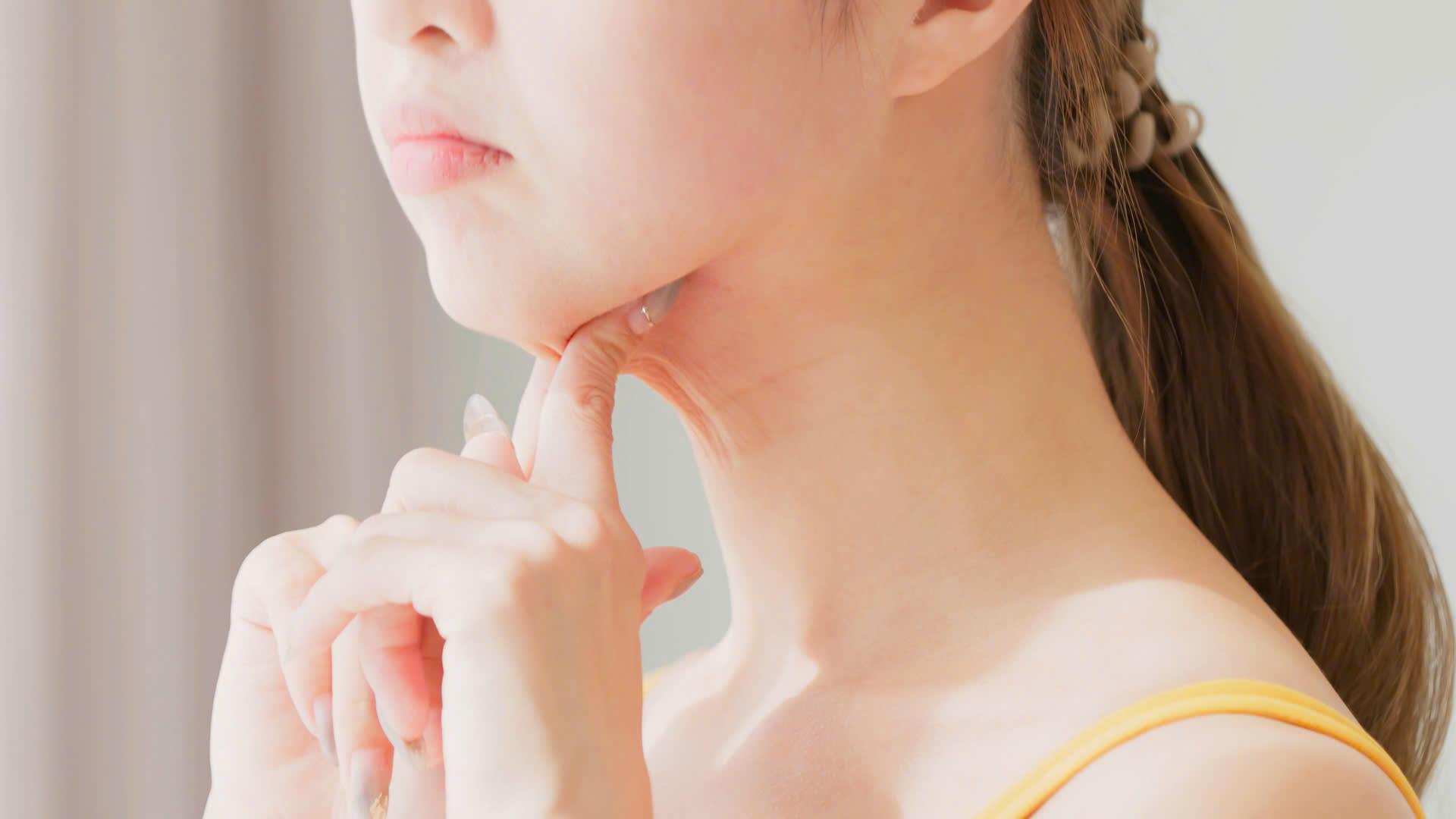 Một số biện pháp sinh hoạt và chăm sóc có thể giúp cải thiện tình trạng nọng cằm