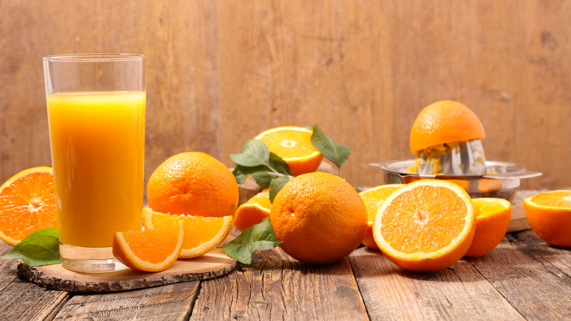 Nhờ hàm lượng cao vitamin C, beta-carotene và flavonoid, nước cam có tác dụng làm sáng da