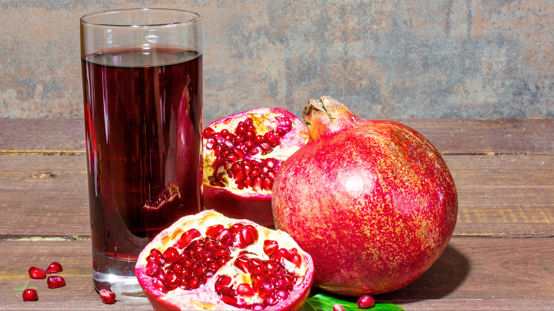 Uống nước ép lựu rất tốt cho người bị thiếu máu