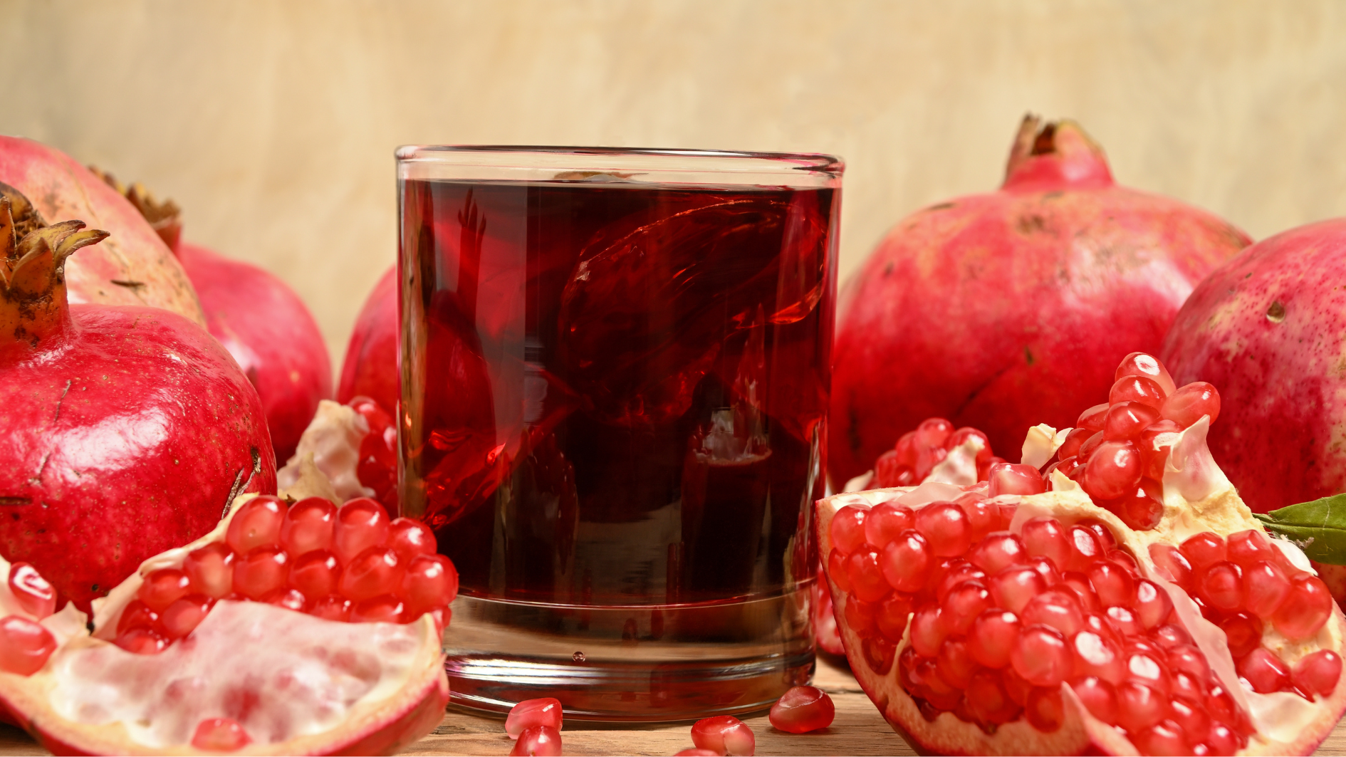 Nên uống ngay nước ép lựu sau khi ép