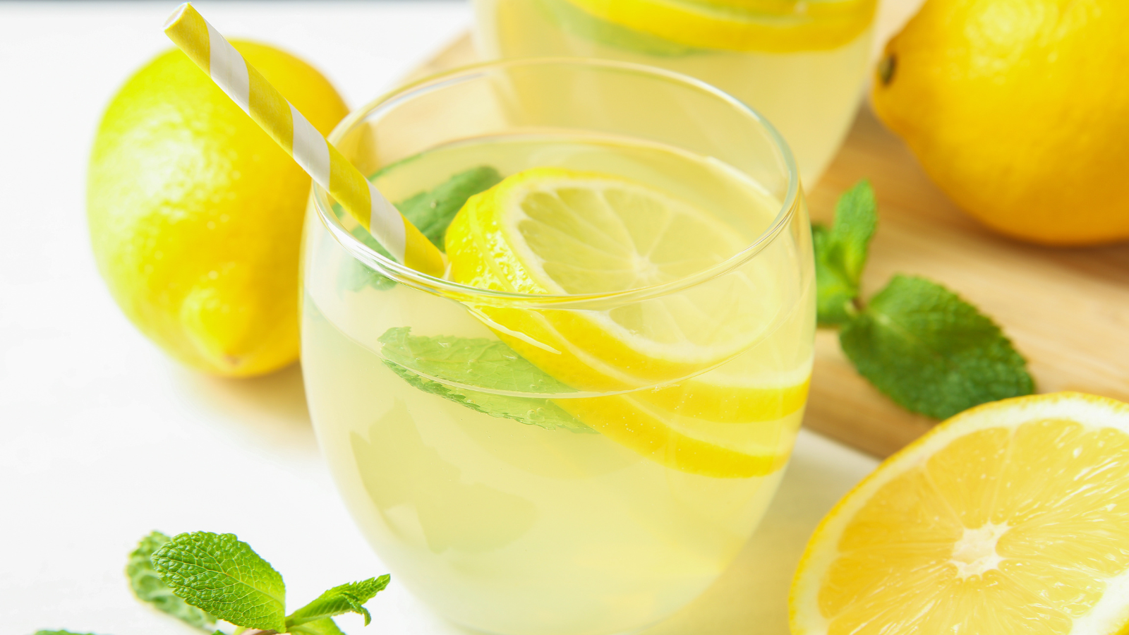 Nước gừng hoặc chanh ấm là mẹo hỗ trợ giảm ngứa nhanh cho trường hợp dị ứng nhẹ