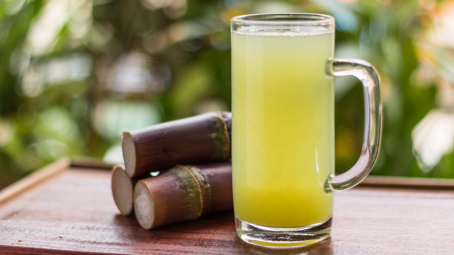 Nước mía bao nhiêu calo? Một ly nước mía khoảng 240 - 300 ml có thể cung cấp gần 180 - 250 calo