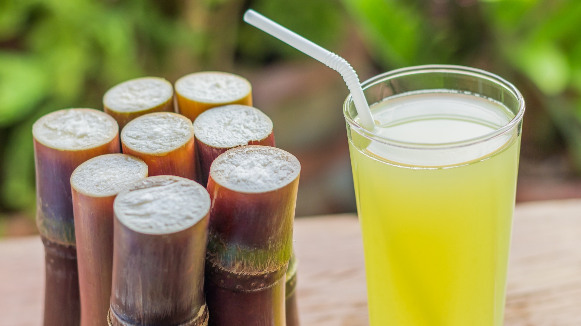 Nước mía chứa nhiều đường tự nhiên (sucrose), nên cung cấp năng lượng khá cao