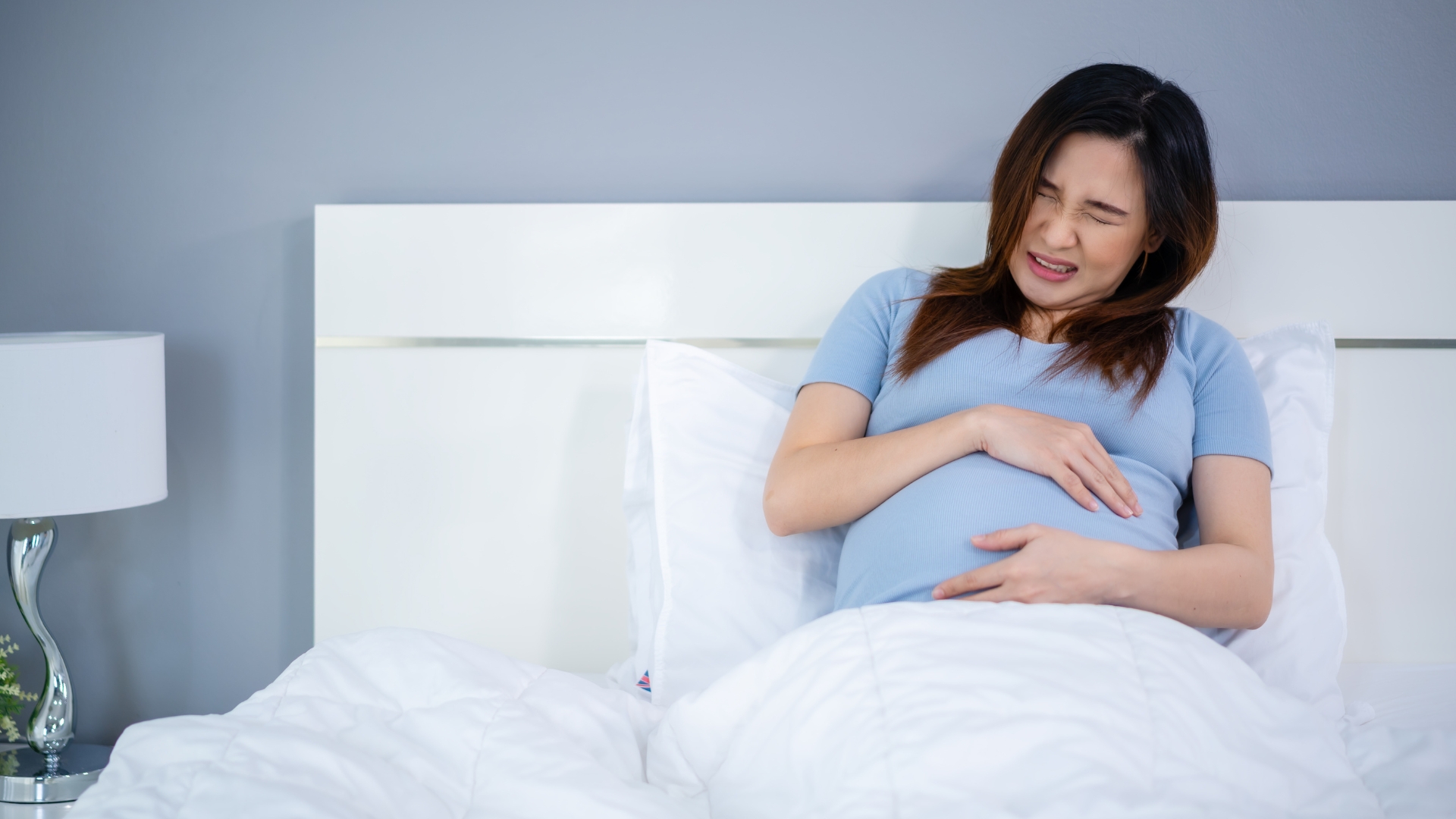 Thai máy yếu, đau bụng âm ỉ hoặc không rõ nguyên nhân là những dấu hiệu mẹ bầu cần chú ý để đi thăm khám, theo dõi