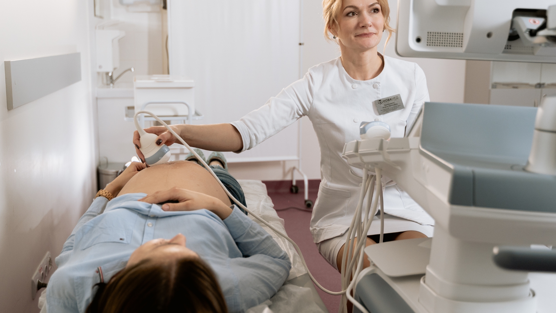 Mặc dù chưa được bác sĩ chỉ định mổ vì nước ối thấp, mẹ bầu vẫn nên theo dõi, thăm khám định kỳ theo hướng dẫn của bác sĩ