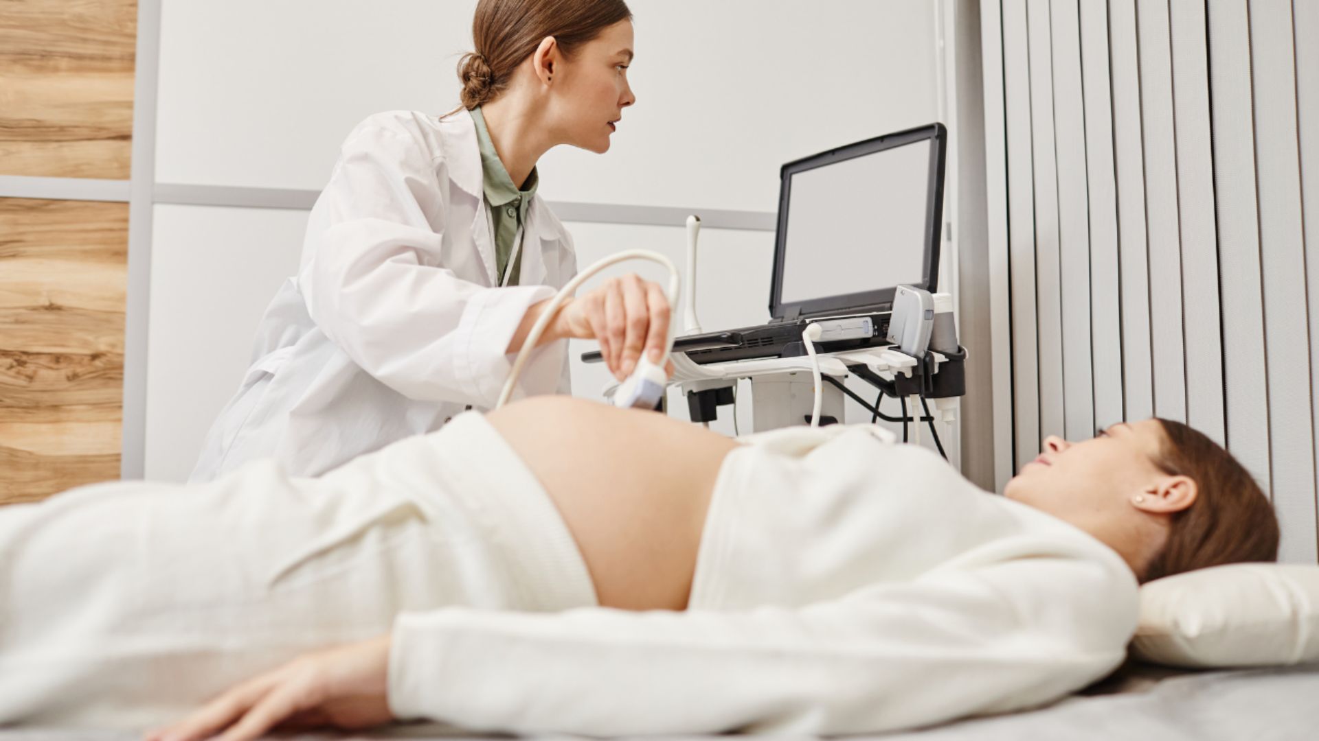 Tuân thủ lịch khám thai của bác sĩ là việc làm cần thiết trong thai kỳ nói chung