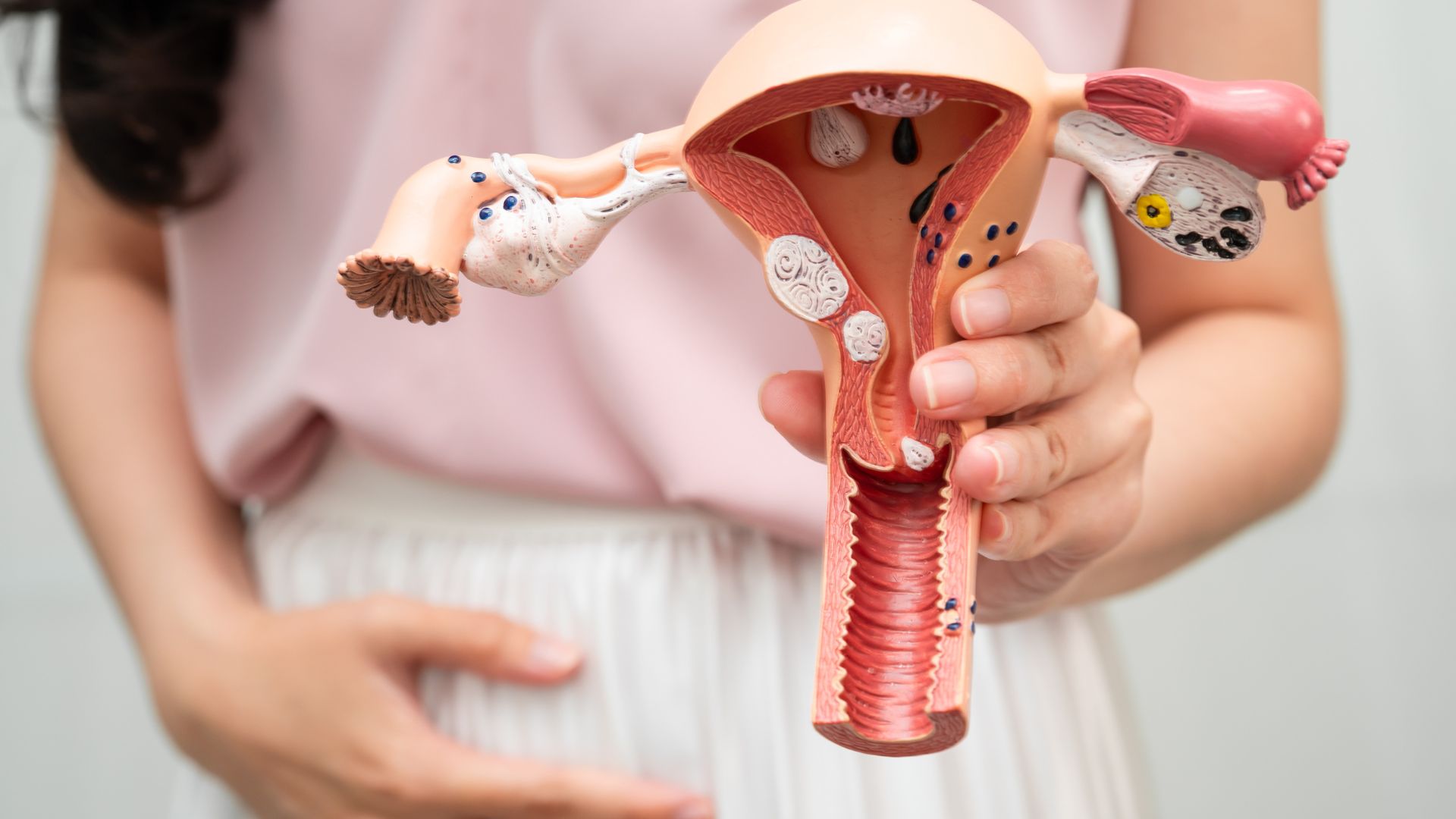 Nước ối tăng âm xảy ra có thể là do nhiễm trùng tử cung