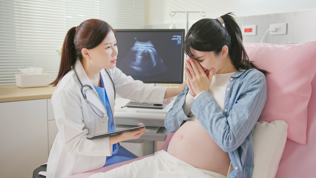 Mẹ bầu cần khám thai định kỳ để theo dõi nước ối và phát hiện sớm bất thường