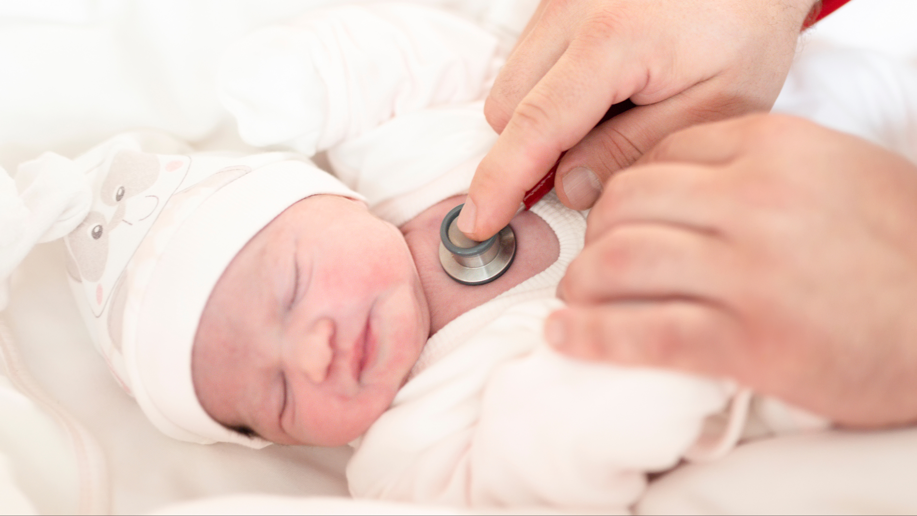 Cần khám bác sĩ nếu tình trạng nước tiểu trẻ sơ sinh màu vàng kéo dài