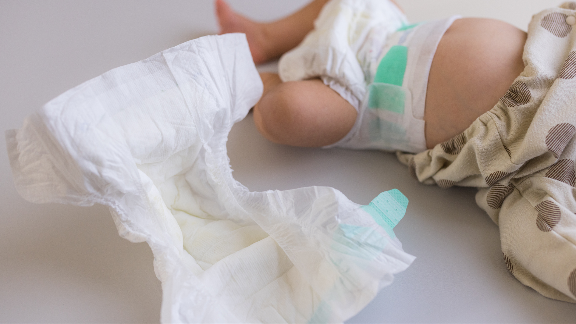 Vệ sinh sạch sẽ sau khi thay tã giúp hạn chế nhiễm trùng đường tiết niệu