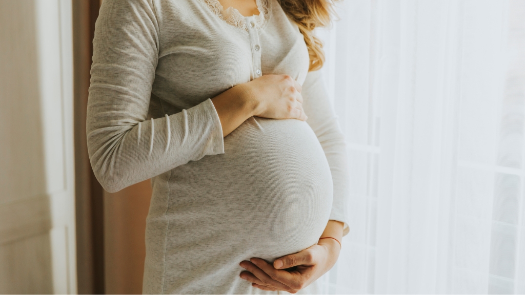 Thai kỳ có thể làm thay đổi nội tiết, gây nước tiểu trong suốt