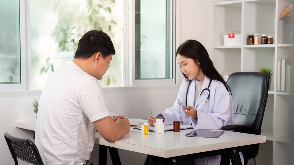 Ăn uống phù hợp và dùng thuốc theo chỉ định bác sĩ giúp phòng ngừa nước tiểu trong suốt