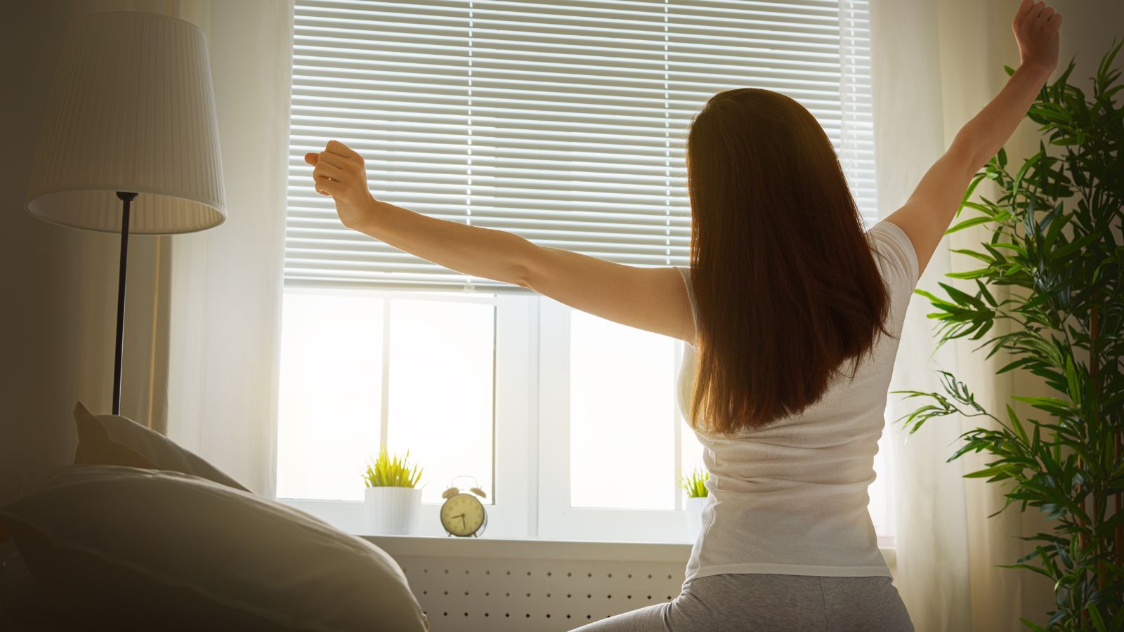 Buổi sáng ngủ dậy do cô đặc nước tiểu nên nước tiểu vàng như nước chè