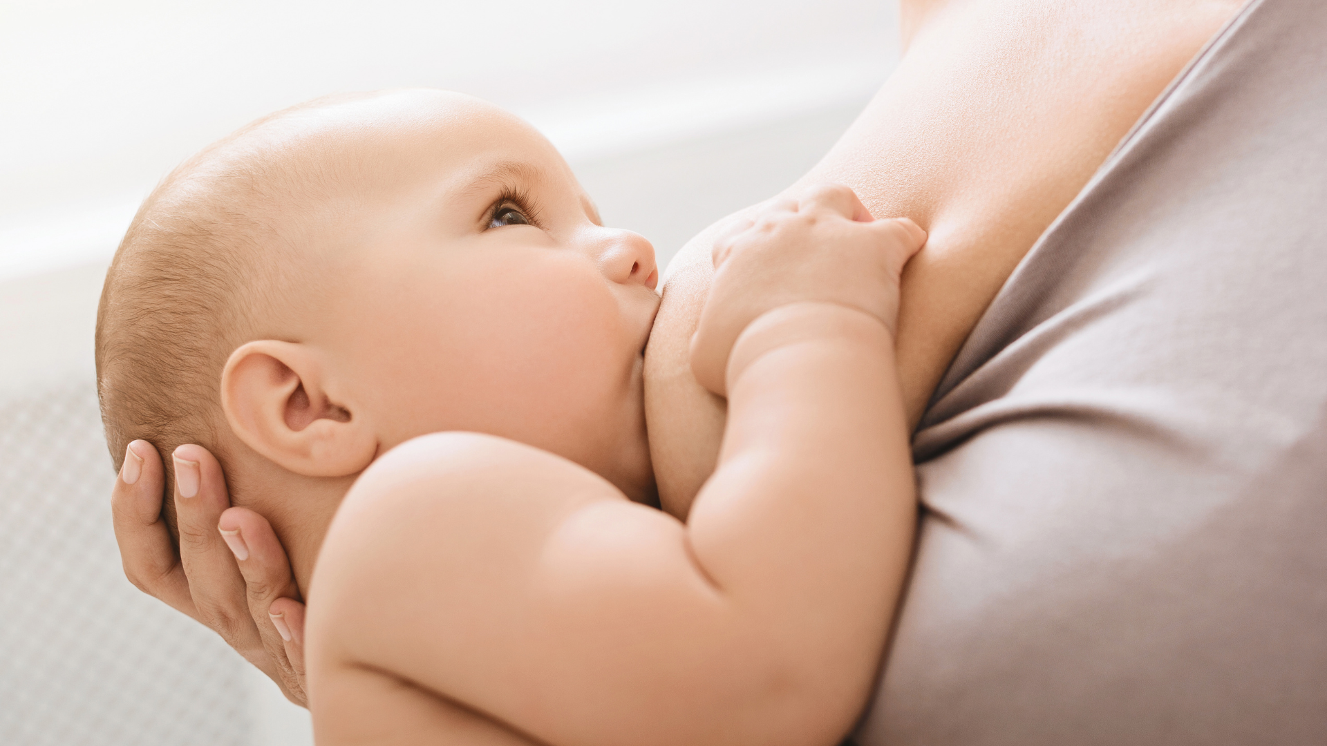 Hãy bắt đầu cho trẻ bú mẹ càng sớm càng tốt