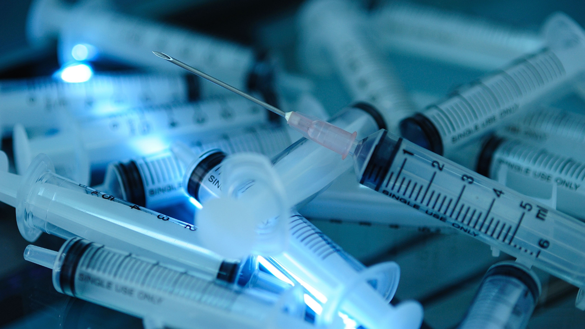 HIV có thể lây truyền phổ biến qua việc dùng chung kim tiêm