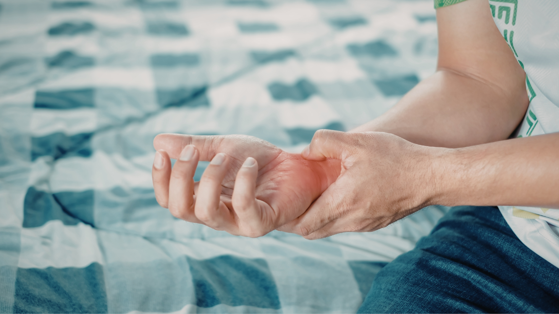 Cần thăm khám bác sĩ sớm khi phát hiện tình trạng nứt xương cổ tay