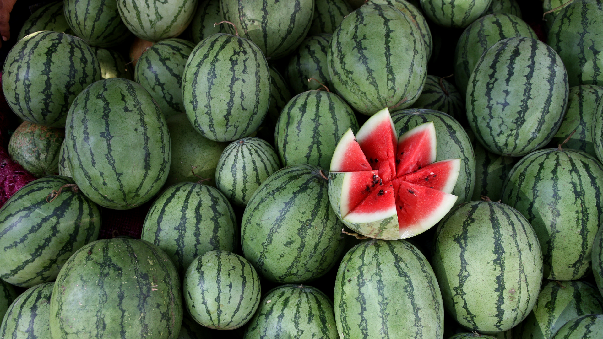 Sau sinh, việc lựa chọn thực phẩm, đặc biệt là các loại trái cây như dưa hấu, cần được cân nhắc kỹ lưỡng