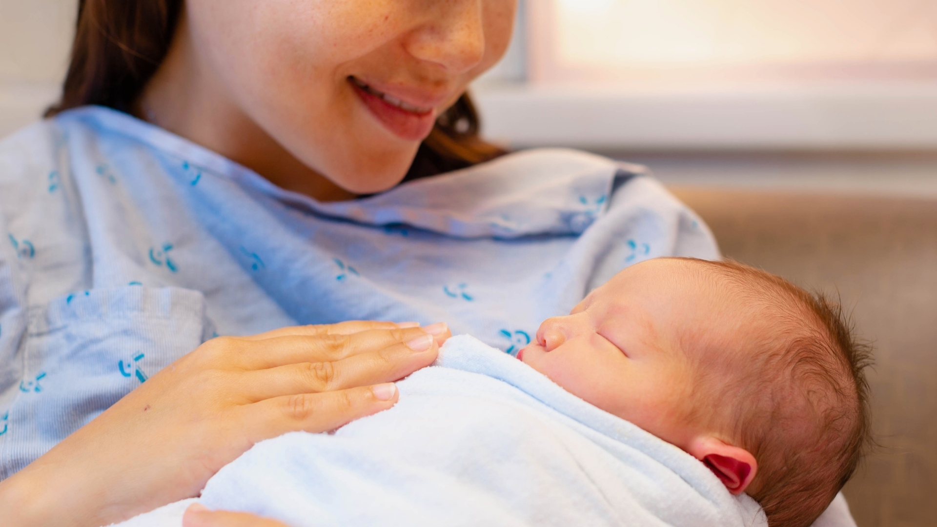 Mẹ nên ưu tiên nghỉ ngơi trong thời gian ở cữ