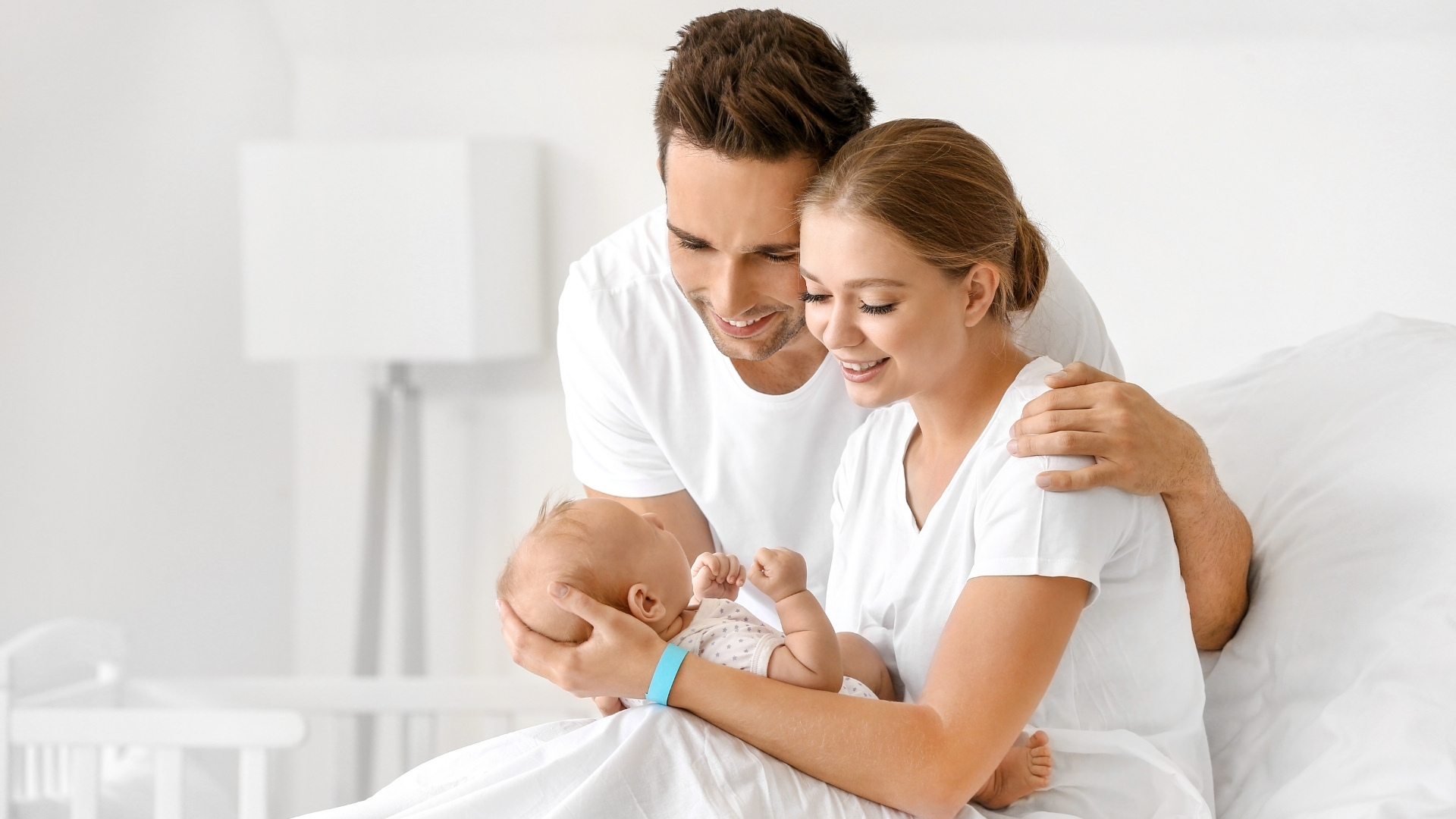 Không nên quan hệ vợ chồng quá sớm vì cơ quan sinh sản cần thời gian để hồi phục hoàn toàn sau sinh